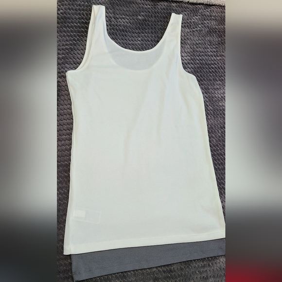 ⭐️3/$35 Old Navy Tanks, Lot of 2 Lg - Picture 3 of 4